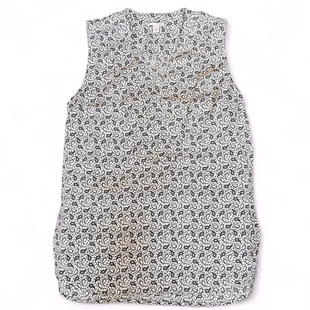 Halogen white & blue paisley V-neck sleeveless blouse size large